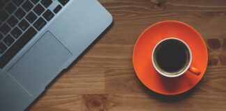 Z której strony podawać do stołu?