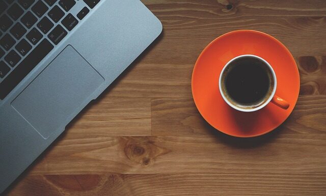 Z której strony podawać do stołu?