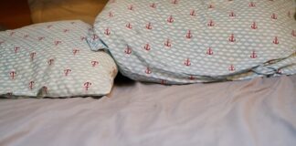 Czy należy wstawać przy powitaniu?