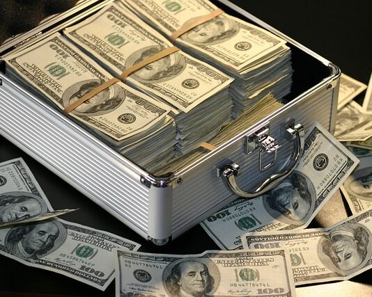 Ile zarabia bankier w USA?