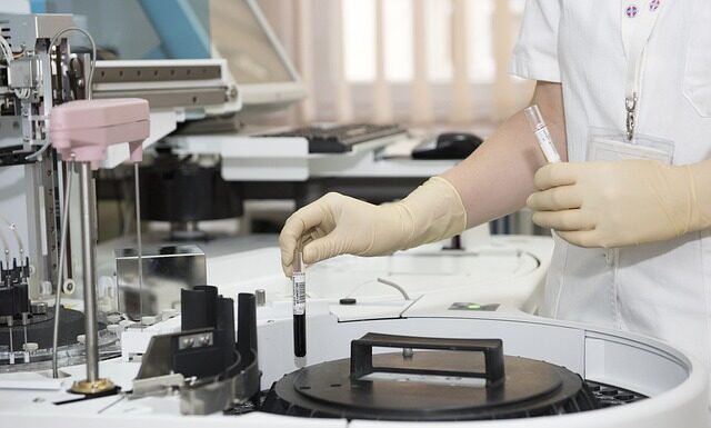 Czy pracownik może być sam w biurze?