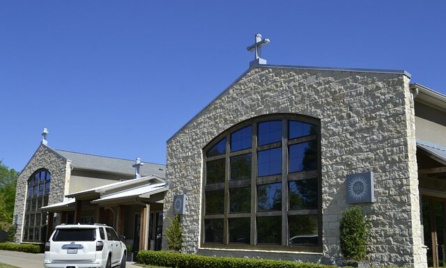 Kto powinien egzekwować przestrzeganie przez pracowników przepisów i zasad bezpieczeństwa i higieny pracy?