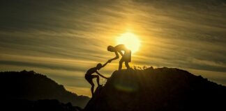 Kto komu pierwszy podaje rękę?