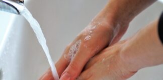 Jak poprawnie używać bynajmniej?