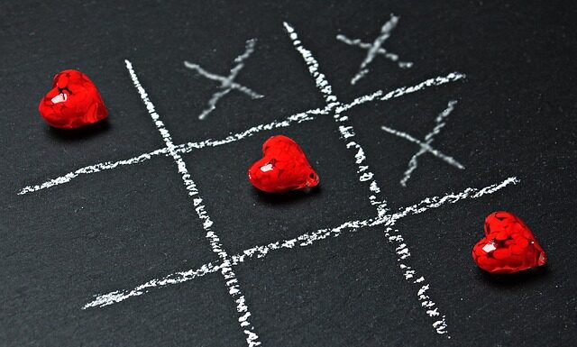 Czym różni się strategiczne zarządzanie zasobami ludzkimi od tradycyjnego zarządzania personelem?