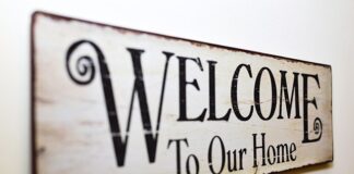 Co oznacza przywitanie się lewa ręka?