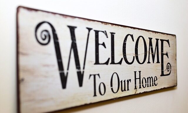 Co oznacza przywitanie się lewa ręka?