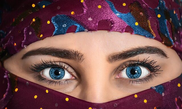 Kto przedstawia się pierwszy?